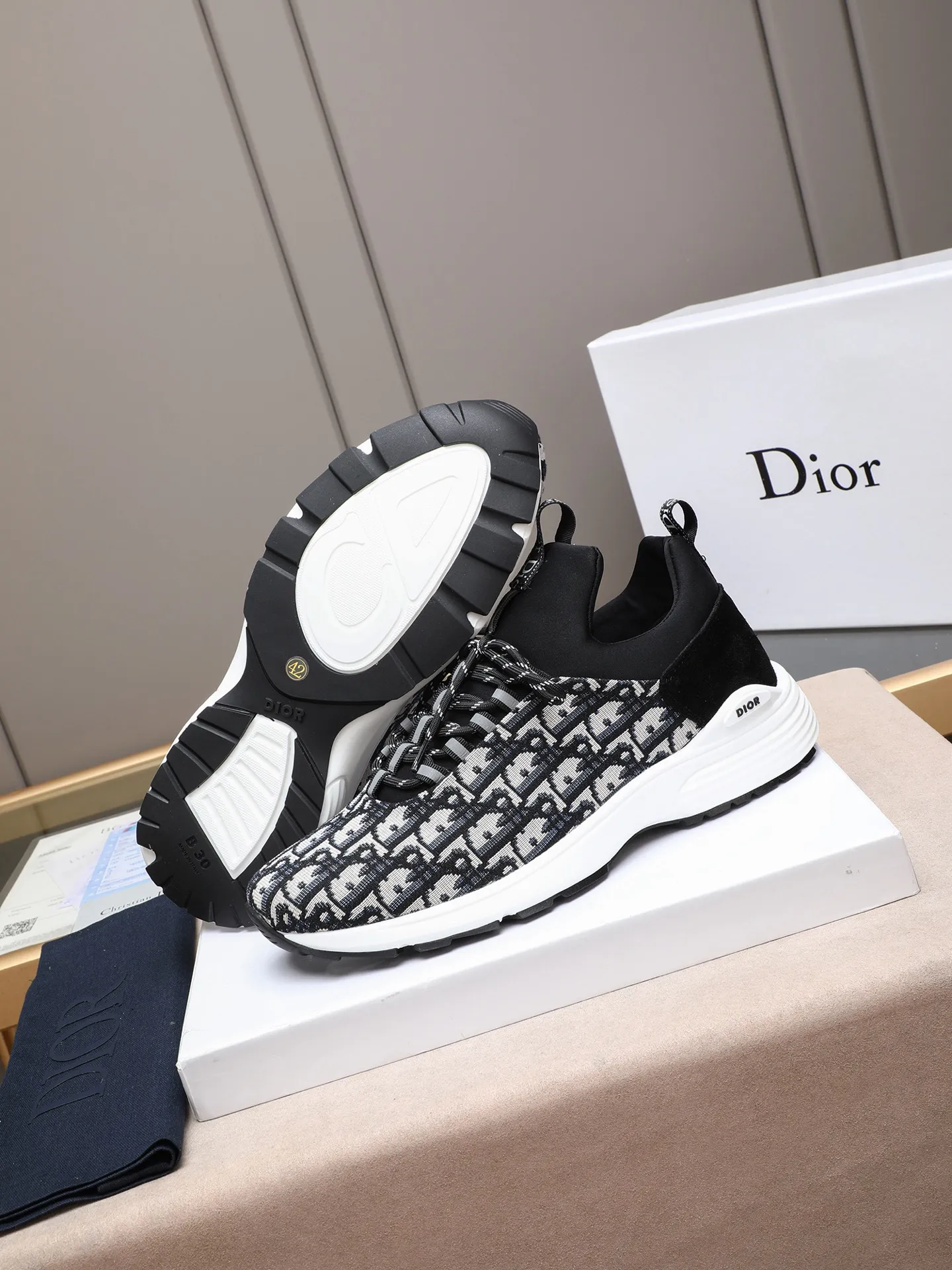 Men's shoes 💰440 💰Dior [Dior] 😘😘High-end series of casual men's shoes, simple and elegant👍👍👍The upper is made of first-layer genuine leather spliced ​​with Dior's special material [sun][sun]; imported first-layer sheepskin lining; special outsole, wear-resistant, lightweight, the overall design is harmonious and unified without lacking personality 👣🌟✨You deserve it! 3 colors😍Sizes 38~44. (45 custom-made) The picture above is a big seller🔥🔥🔥